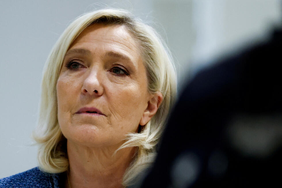 La líder de extrema derecha francesa Marine Le Pen, miembro del parlamento del partido Agrupación Nacional (RN), observa el día del veredicto de su juicio junto a otros 24 acusados ​​(funcionarios y empleados del partido, exdiputados y asistentes parlamentarios) y el propio partido RN, por acusaciones de apropiación indebida de fondos de la Unión Europea, en el juzgado de París, Francia, el 31 de marzo de 2025.
