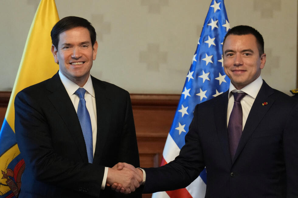 El secretario de Estado de Estados Unidos, Marco Rubio, y el presidente de Ecuador, Daniel Noboa, se estrechan la mano en el palacio presidencial de Quito, Ecuador, el jueves 4 de septiembre de 2025.