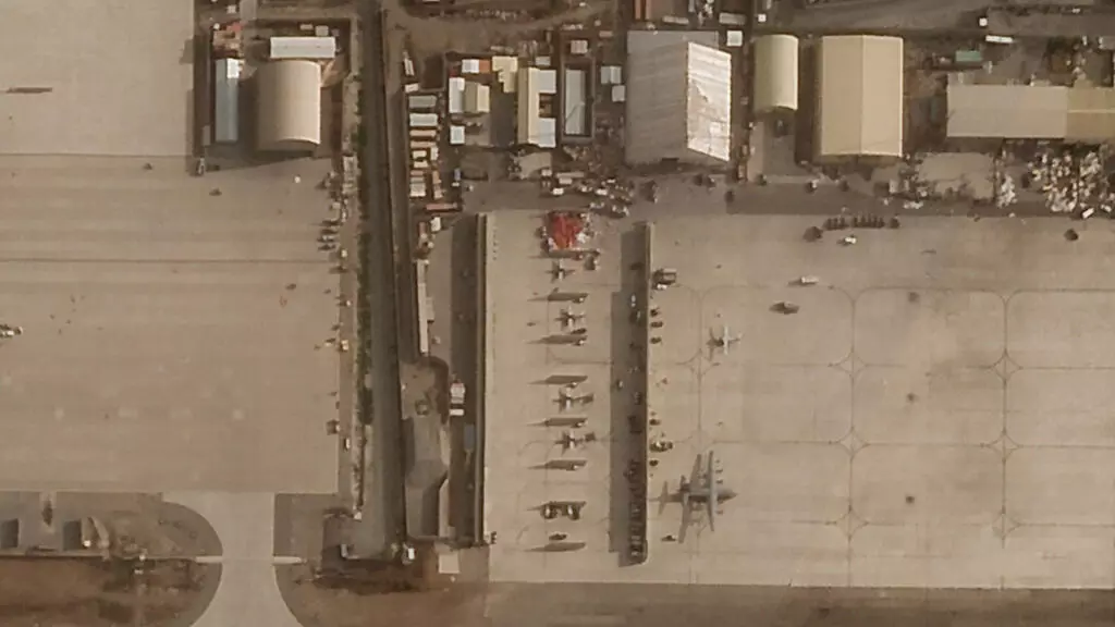 En esta foto satelital tomada por Planet Labs Inc., se ven vehículos y aviones abandonados en el aeropuerto internacional de Kabul después de la retirada de Estados Unidos de Afganistán. Fotografía tomada el martes 31 de agosto de 2021.