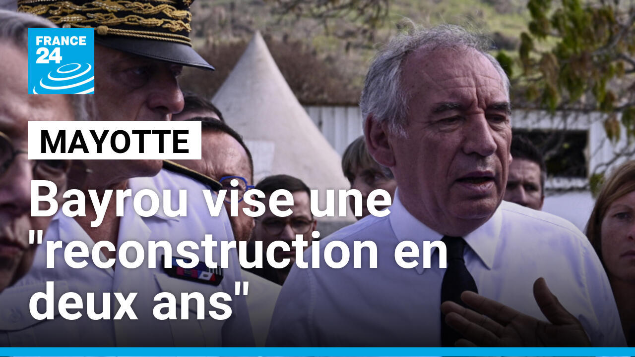 Le Premier ministre français François Bayrou, le préfet de Mayotte François-Xavier Bieuville, la ministre française de l'Éducation nationale, de l'Enseignement supérieur et de la Recherche Elisabeth Borne et le ministre français de l'Outre-mer Manuel Valls, visitent une usine de dessalement d'eau à Petite-Terre Pamandzi, à Mayotte, le 30 décembre 2024.