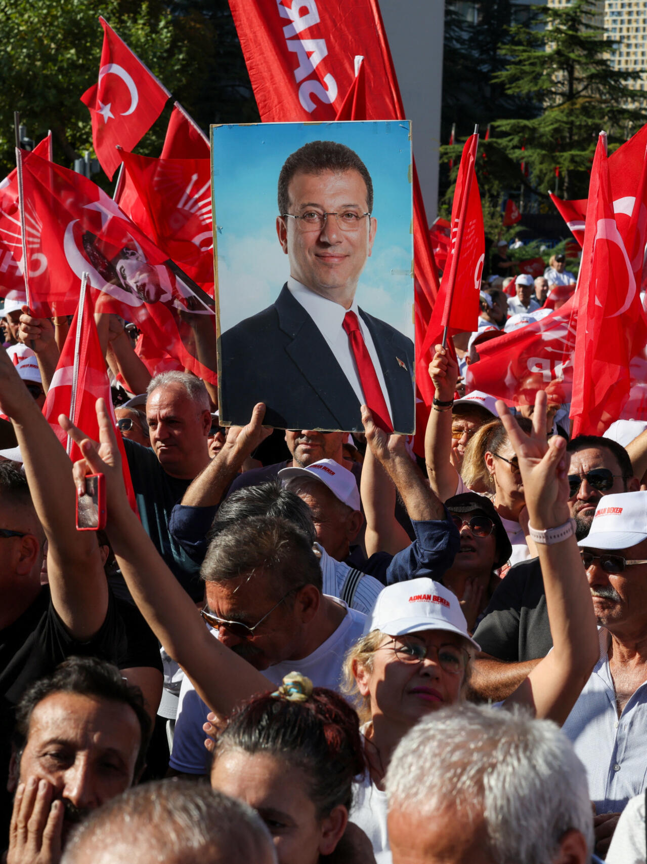 Turkish Authorities Detain 13 in Corruption Probe Targeting Opposition Municipalities