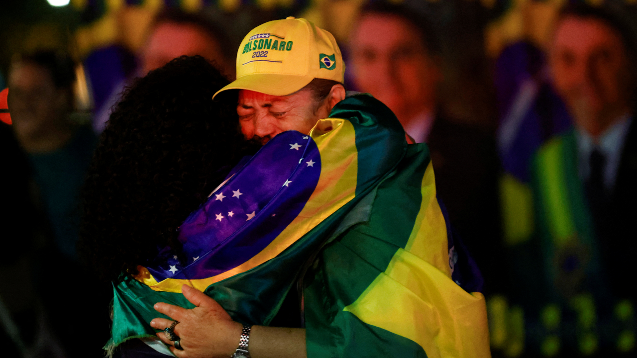 Simpatizantes del presidente brasileño Jair Bolsonaro reaccionan tras el cierre de las urnas en las elecciones presidenciales de Brasil, en Brasilia, Brasil 2 de octubre de 2022.