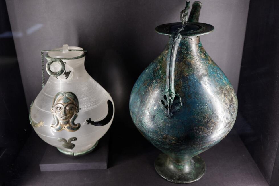 Des vases de la tombe de Lavau, exposés au Musée d'Art moderne de Troyes, le 22 juin 2026.