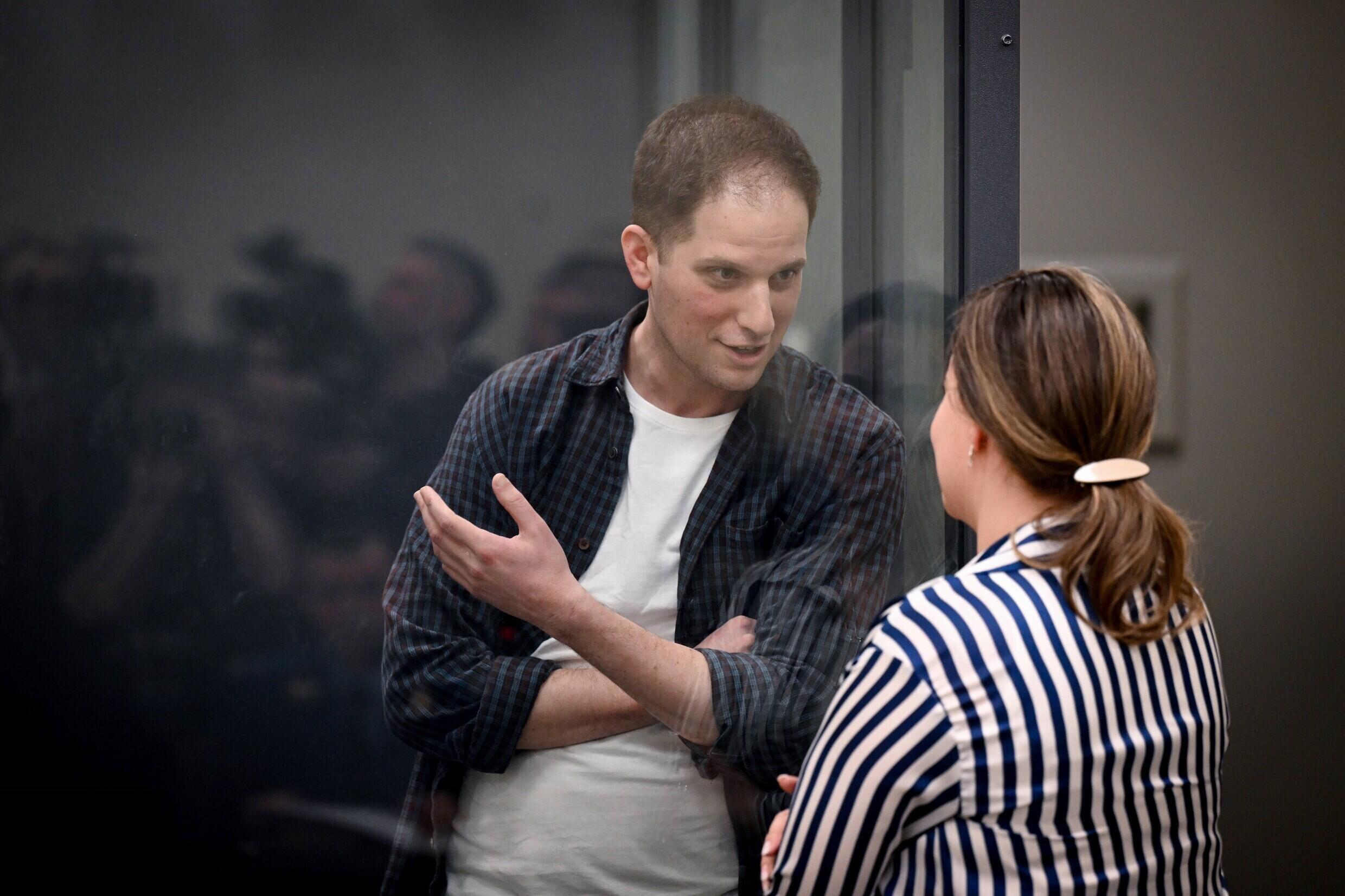 Le journaliste américain Evan Gershkovich avec son avocate à l'issue d'une audience pour examiner un appel concernant sa détention, le 23 avril 2024 à Moscou.