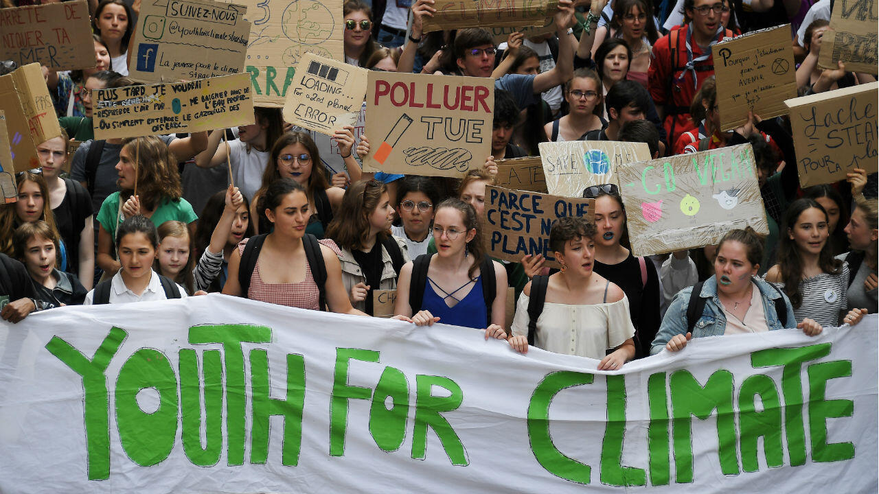 Des milliers de jeunes Français à nouveau dans la rue pour l'action