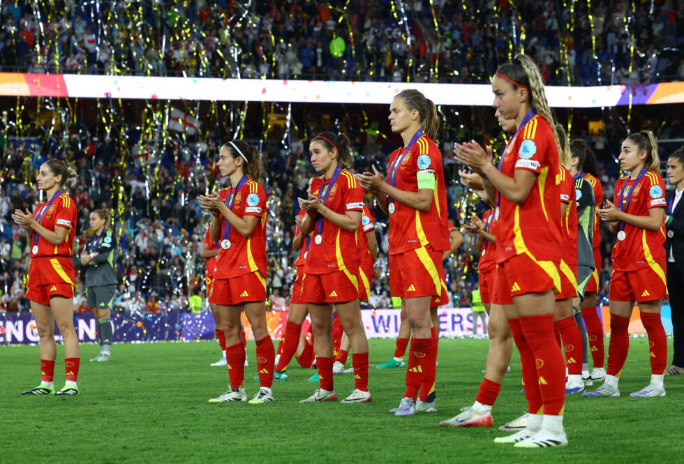 Fútbol - Eurocopa Femenina de la UEFA 2025 - Final - Inglaterra contra España - St. Jakob-Park, Basilea, Suiza - 27 de julio de 2025 La española Aitana Bonmati y sus compañeras de equipo se muestran abatidas tras el partido.