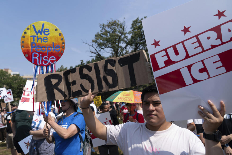 Manifestantes protestan contra el despliegue de fuerzas federales y de la Guardia Nacional por parte del presidente Donald Trump en Washington durante una marcha el sábado 6 de septiembre de 2025.