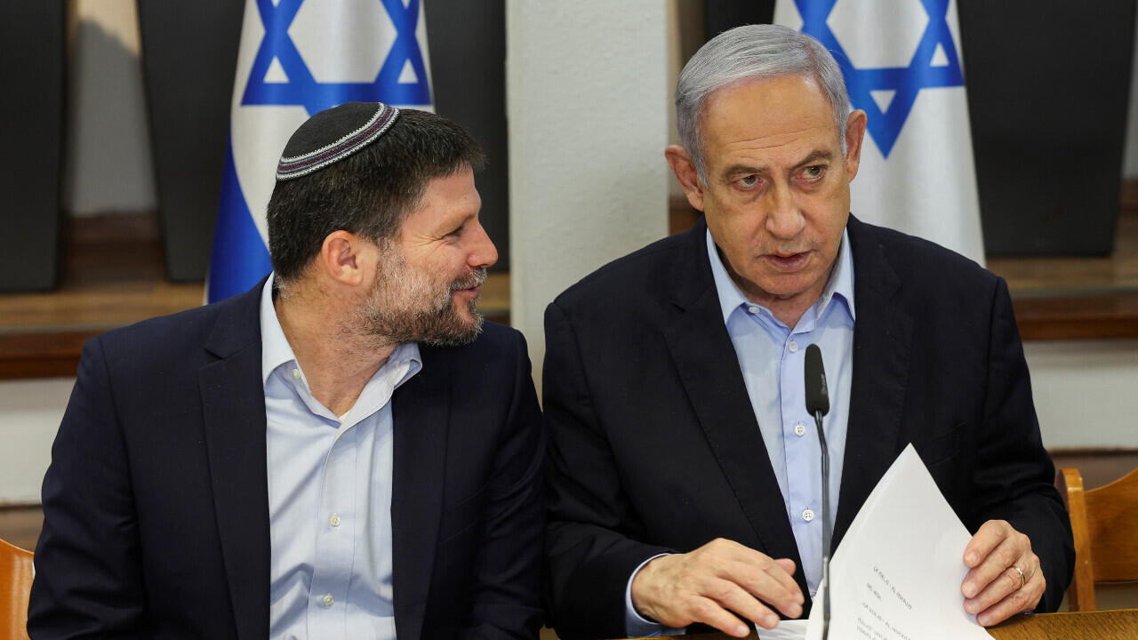 Le Premier ministre israélien Benjamin Netanyahu (à droite) assis aux côtés du ministre des Finances Bezalel Smotrich lors de la réunion hebdomadaire du cabinet à Tel-Aviv, le 7 janvier 2024.