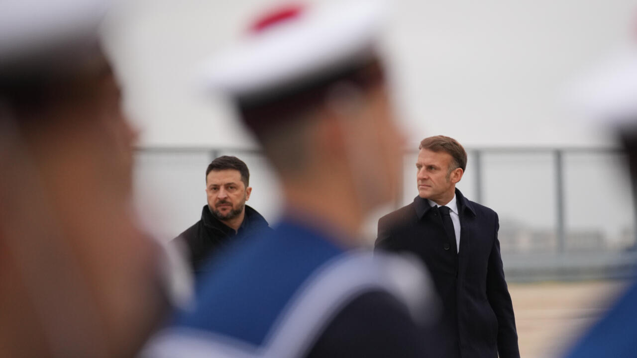 ماكرون وزيلينسكي يوقعان رسالة نوايا لشراء كييف ما يصل إلى مئة طائرة رافال (الإليزيه)