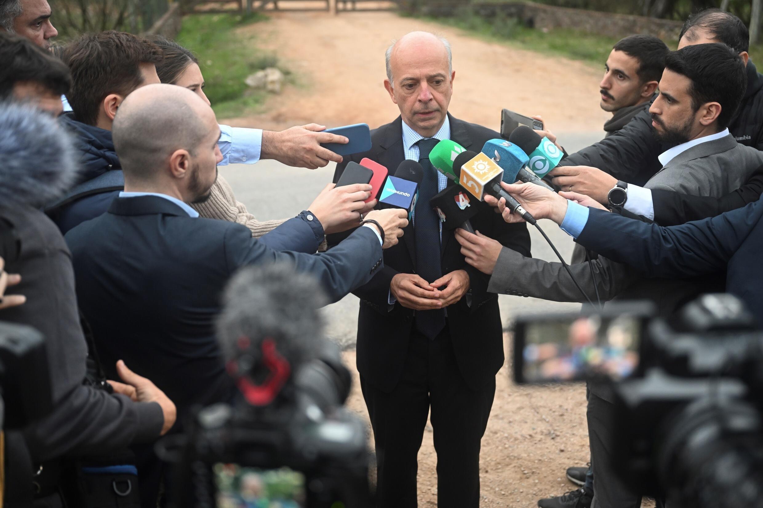 El ministro uruguayo de Defensa, Javier García, habla con periodistas tras visitar el lugar de las excavaciones en Toledo, 25 km al norte de Montevideo en el departamento de Canelones, el 6 de junio de 2023.