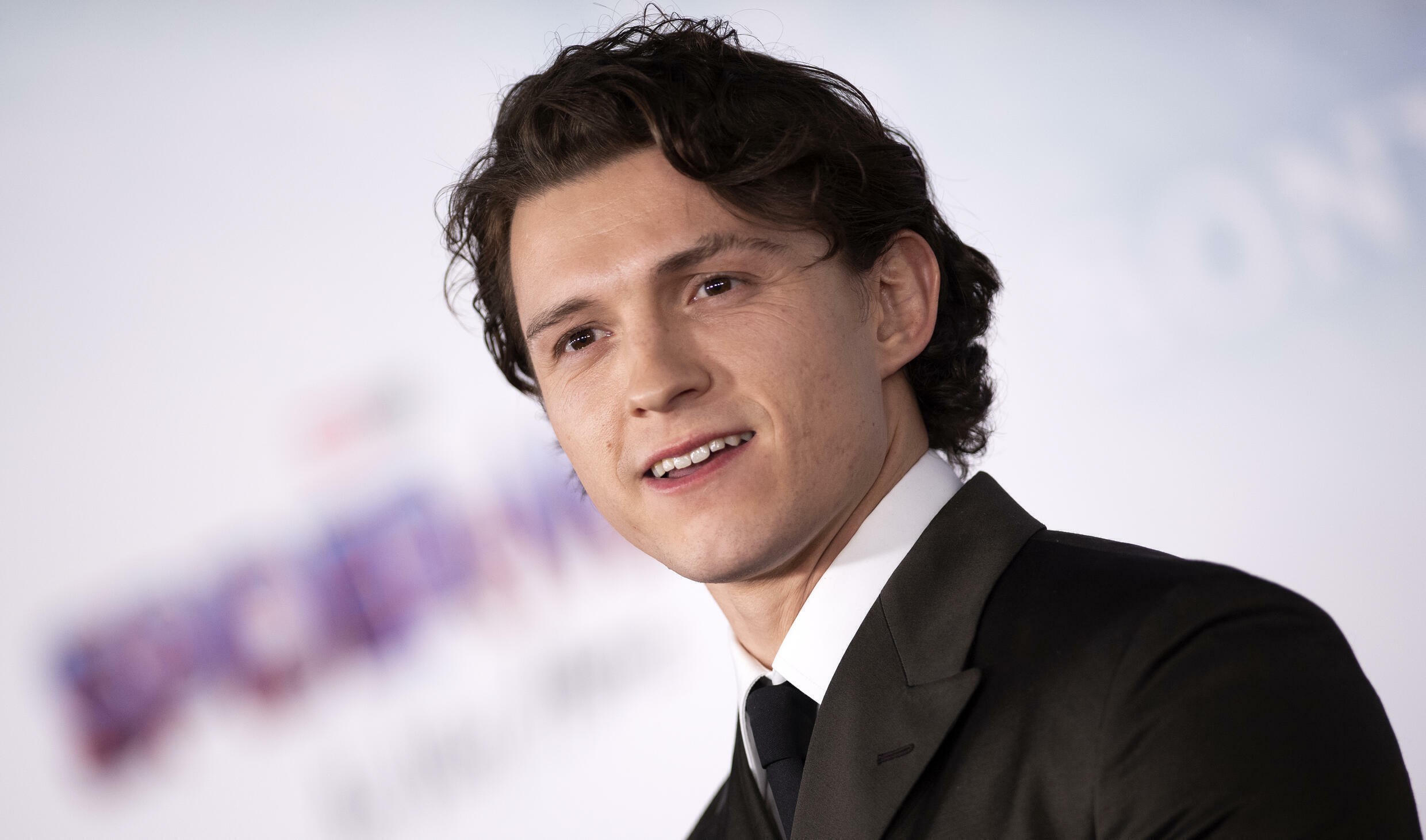 Sur le tapis rouge de la première mondiale de "Spider-Man : Il n'y a pas de place pour la maison" A Los Angeles, la star Tom Holland a exprimé sa grande admiration pour le film "Nostalgie, l'aboutissement de trois franchises, une célébration du cinéma"
