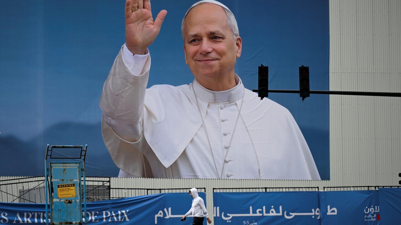 البابا في طريقه إلى لبنان حاملا رسالة سلام للبلد الغارق في الأزمات