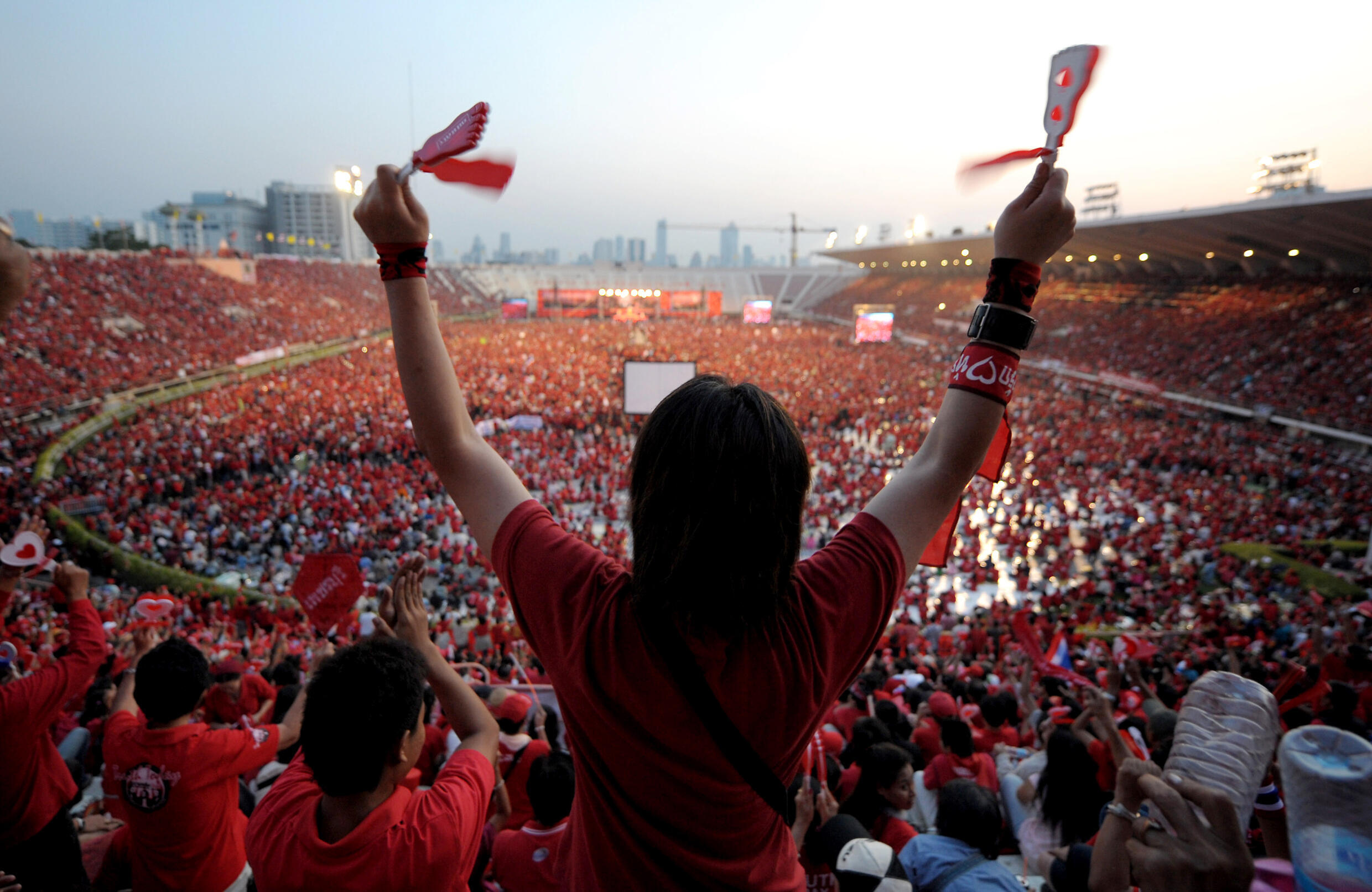 Des "chemises rouges" en soutien à Thaksin Shinawatra participent à un rassemblement, le 13 décembre 2008 à Bangkok.