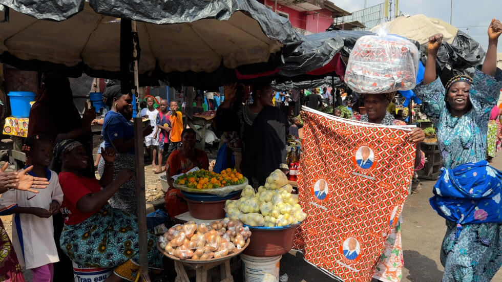 Market vendors show their support for incumbent President Alassane Ouattara.