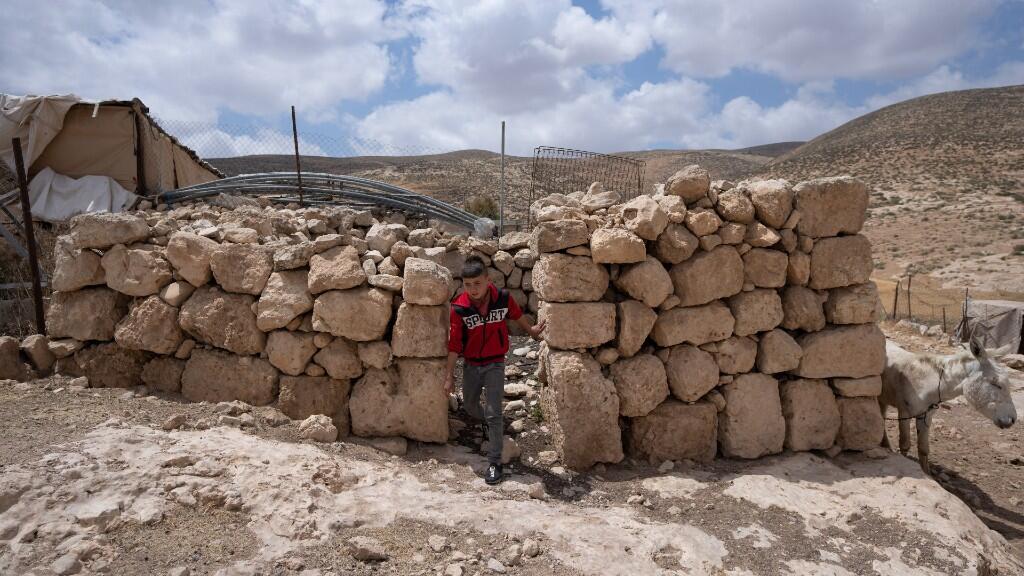 Um menino palestino caminha na comunidade beduína de Jinba, Masafer Yatta, na Cisjordânia ocupada, em 6 de maio de 2022.