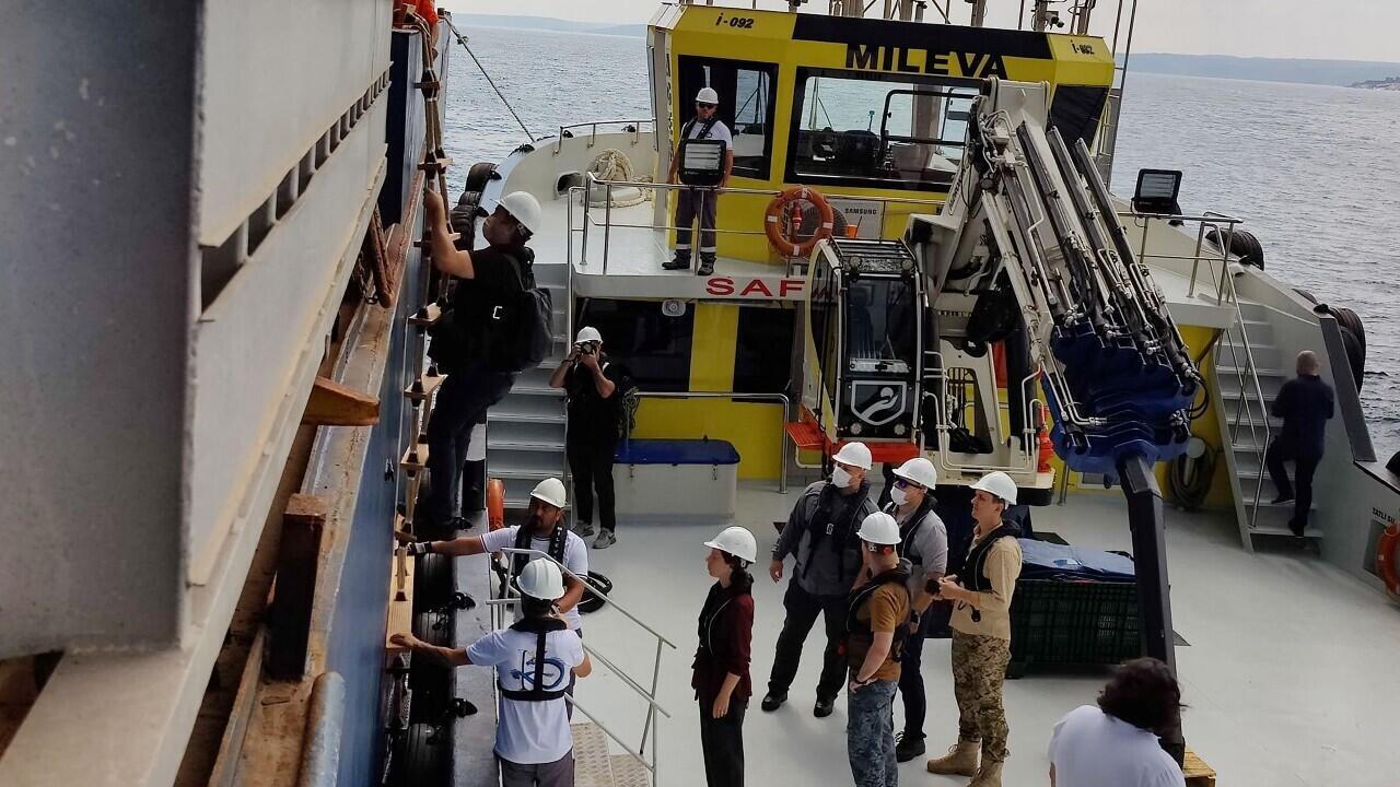 Un equipo de inspección revisa el buque de carga Razoni, que partió de Ucrania con bandera de Sierra Leona con alrededor de 26.000 toneladas de maíz. El navío superó la inspección en Estambul acordada entre Kiev y Moscú para reanudar las exportaciones de granos y cereales ucranianos pese a la guerra en curso. En la costa del noroeste de Estambul, el 3 de agosto de 2022.