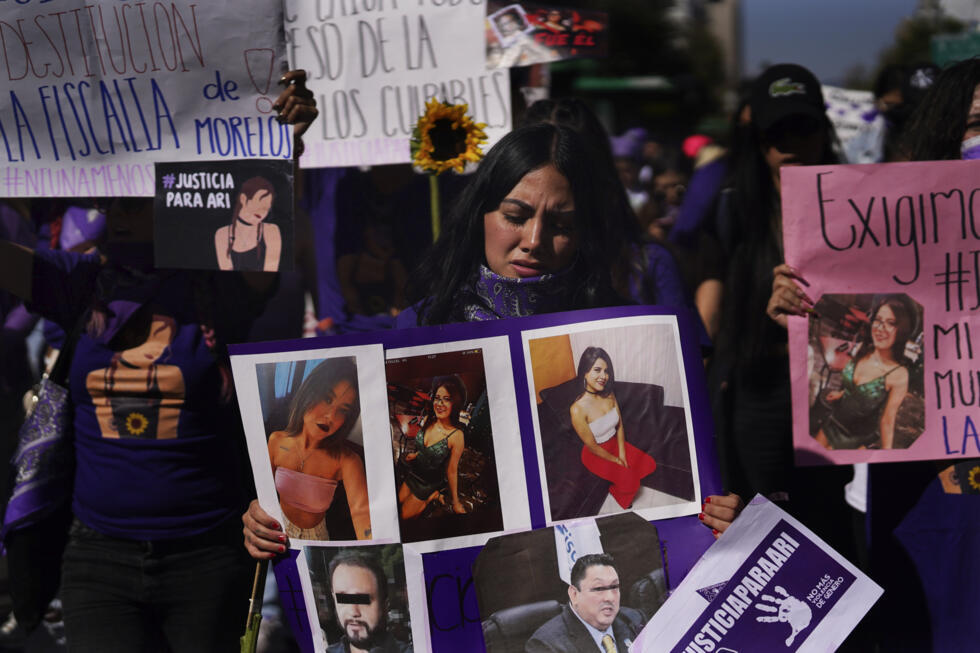 ARCHIVO: Grupos feministas marchan para protestar por el asesinato de Ariadna López, en la Ciudad de México, el lunes 7 de noviembre de 2022.