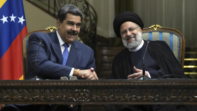 l presidente iraní, Ebrahim Raisi, a la derecha, y su homólogo venezolano, Nicolás Maduro, se dan la mano al final de su rueda de prensa conjunta en el Palacio de Saadabad en Teherán, Irán, el sábado 11 de junio de 2022.