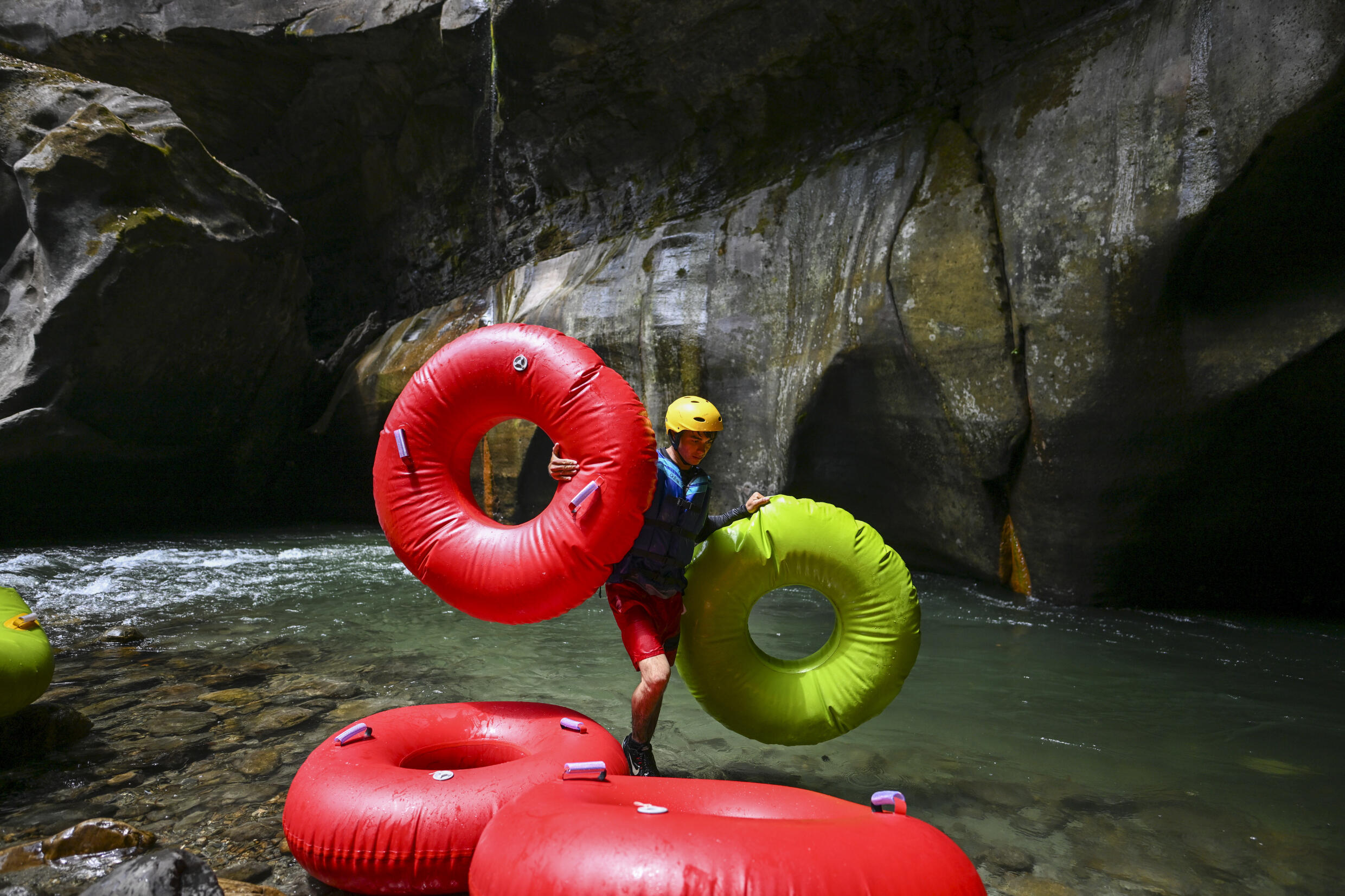Un guía turístico prepara inflables para cruzar el cañón de Guape, en el municipio de La Uribe, departamento del Meta, Colombia, el 19 de febrero de 2022