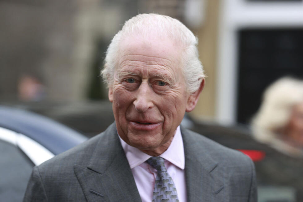 El rey Carlos III de Inglaterra sonríe a la multitud a su llegada para una visita a Banbridge Old Town Hall en el tercer día de la visita real a Irlanda del Norte, viernes 21 de marzo de 2025.