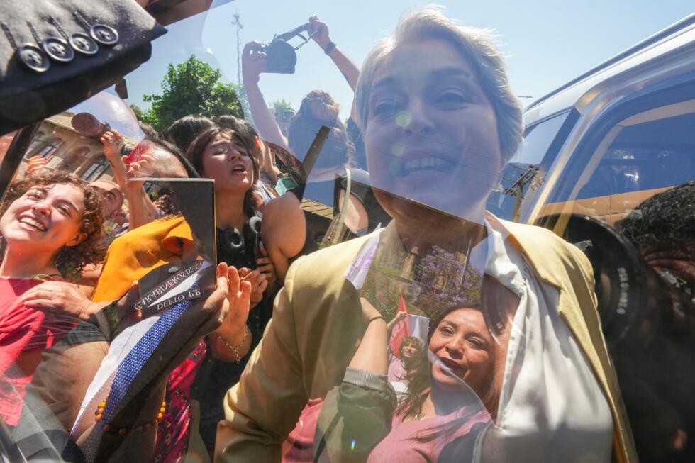 Los seguidores de la candidata presidencial Jeannette Jarase reflejan en la ventana del coche de la candidata tras el debate con su rival José Antonio Kast, en Santiago de Chile, el 3 de diciembre de 2025.