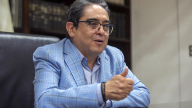 El ombudsman Jordán Rodas durante una entrevista con AFP en su oficina de la Fiscalía General en Ciudad de Guatemala el 28 de julio de 2022