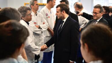 El presidente francés, Emmanuel Macron, estrecha la mano del personal médico durante su visita al hospital Pitié-Salpêtrière en París el 27 de febrero de 2020, donde la primera víctima francesa de Covid-19 falleció el día anterior.