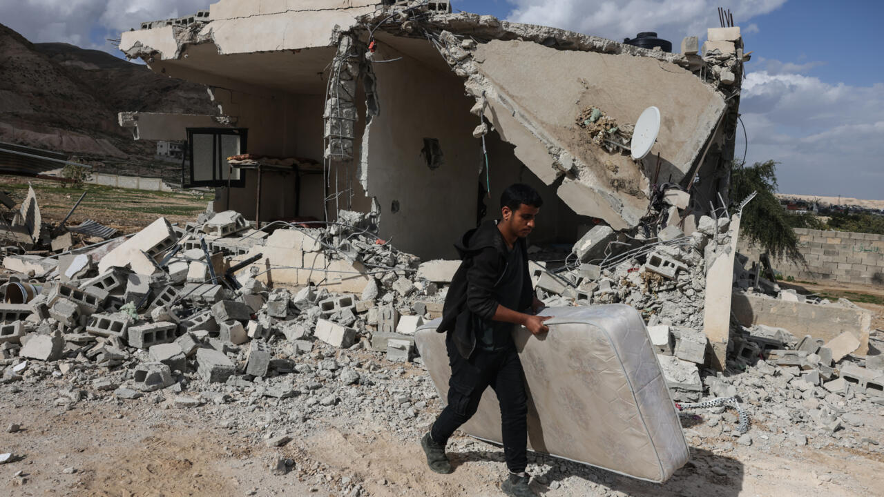 مستوطنون يهدمون 15 منزلا وحظيرة في قرية فلسطينية قرب اريحا (سكان)