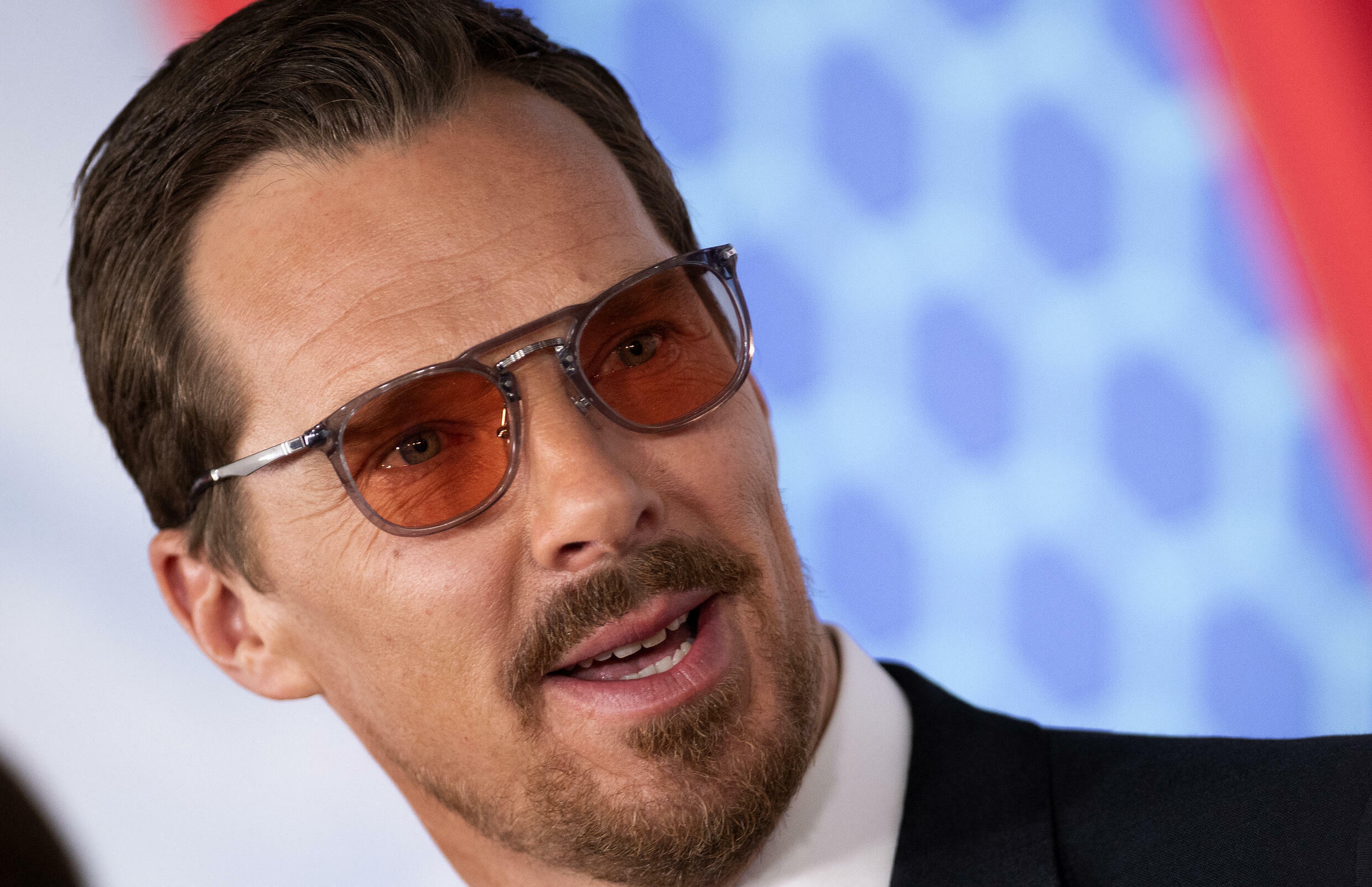 dans un "Spider-Man : Pas de chemin à la maison," Peter Parker cherche à retrouver son anonymat avec l'aide d'un autre personnage célèbre de Marvel - Doctor Strange de Benedict Cumberbatch.