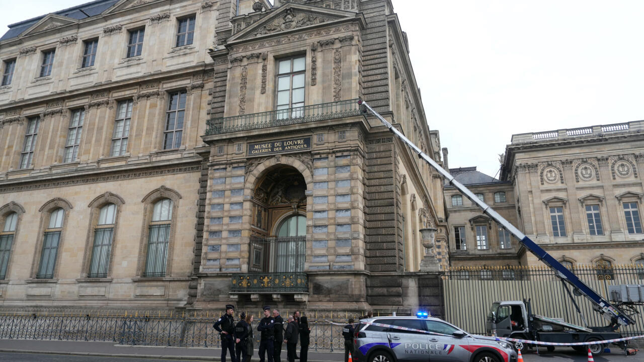 French police hunt experienced, possibly ‘foreign’, Louvre heist team