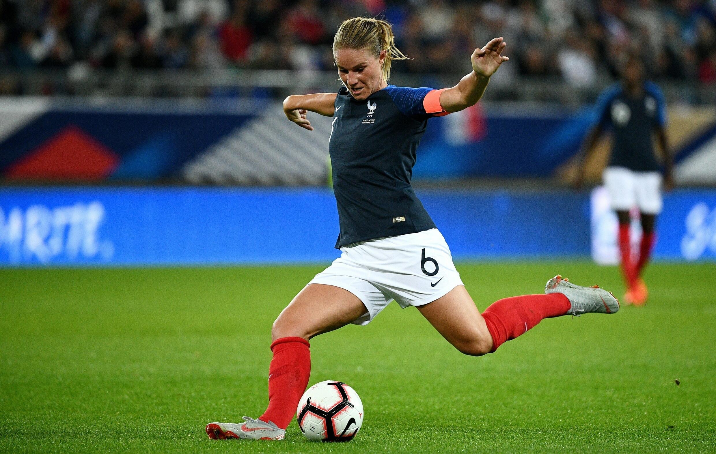 La milieu de terrain française Amandine Henry joue le ballon lors du match de football amical entre la France et le Mexique, le 1er septembre 2018 à Amiens