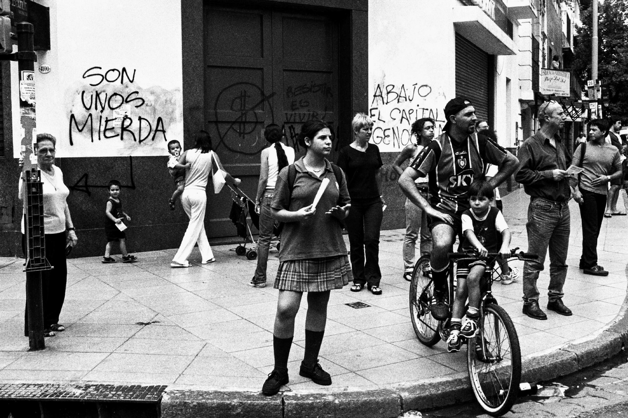 Durante la Gran Depresión de 2001, en una esquina de Buenos Aires.