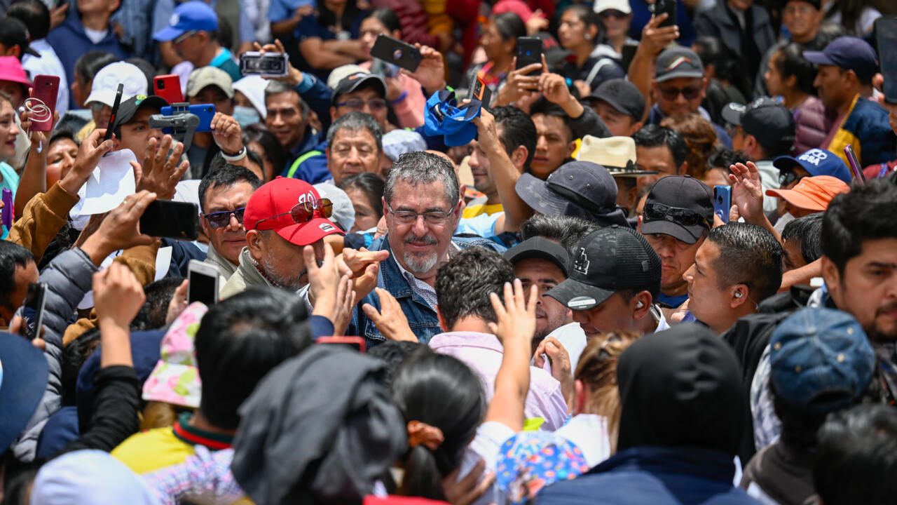 Гватемала гласува на напрегнат балотаж, със страх от намеса