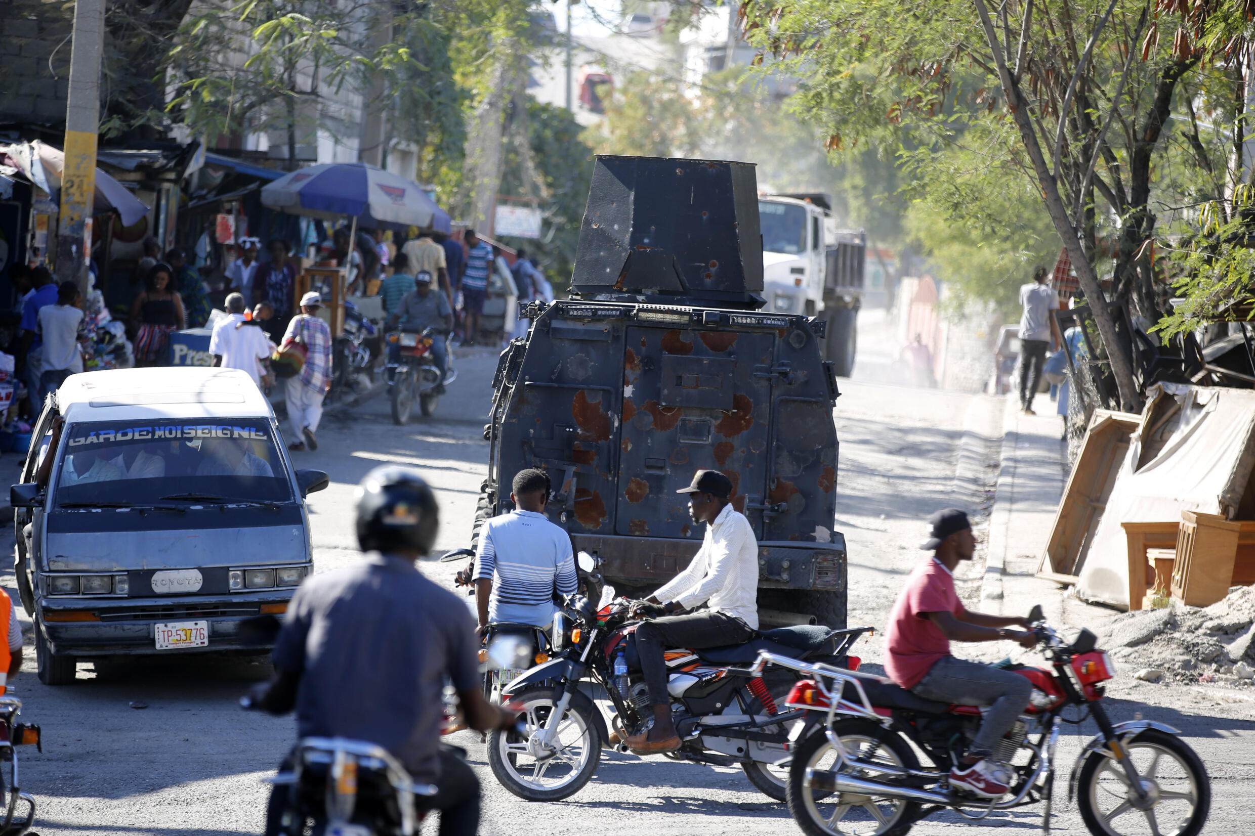 Un coche de policía blindado patrulla las calles de Puerto Príncipe, Haití, el viernes 26 de enero de 2024.