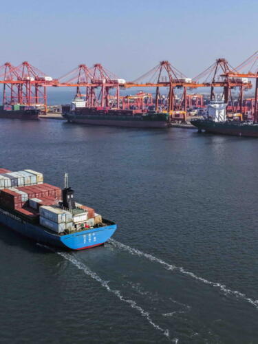 Una fotografía aérea con un dron muestra una vista de la terminal de contenedores del puerto de Tangshan, en la provincia de Hebei, en el norte de China, el 13 de octubre de 2025.