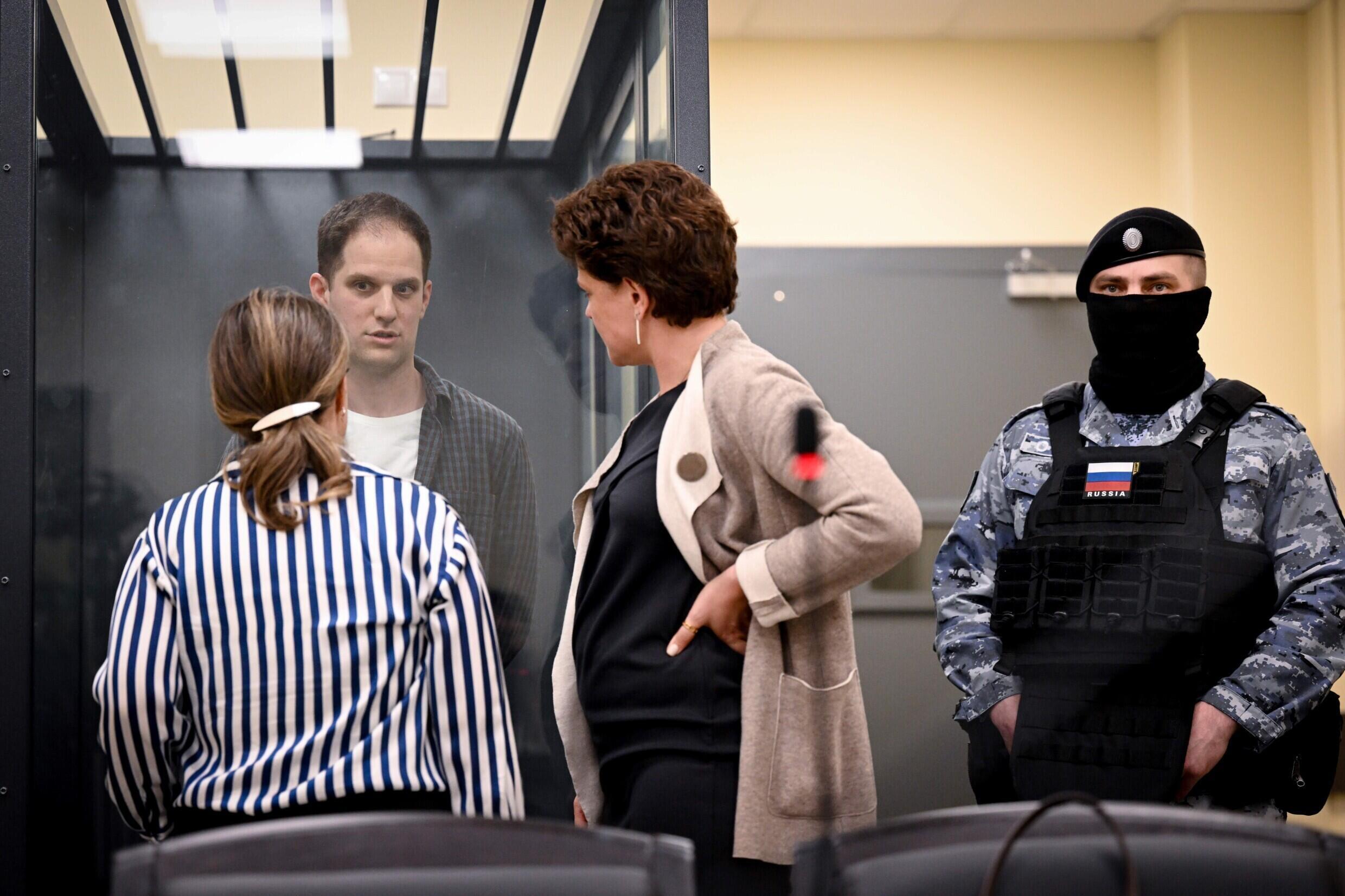 Le journaliste américain Evan Gershkovich parle avec ses avocates à l'issue d'une audience pour examiner un appel concernant sa détention, le 23 avril 2024 à Moscou