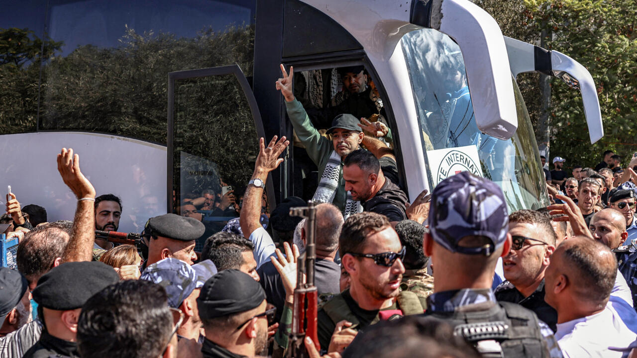 "ولادة جديدة" لسجناء فلسطينيين أطلقت إسرائيل سراحهم مقابل الرهائن في غزة