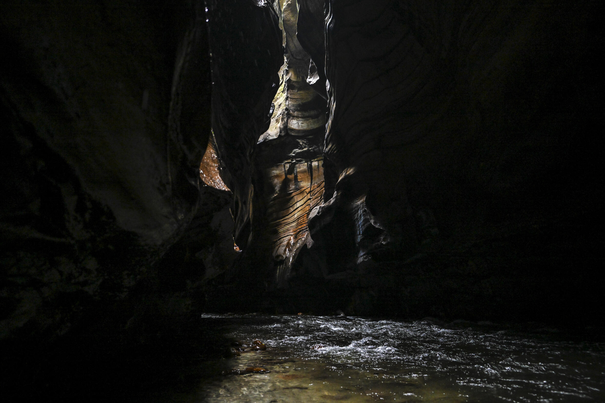 Turistas y sus guías recorren con inflables el Guape, un cañón en La Uribe, Colombia, por el que antiguamente circulaban guerrilleros de las FARC