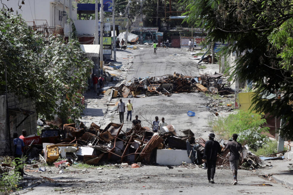 Los residentes regresan al barrio Route de Nazon después de que el líder de la pandilla Jimmy "Barbeque" Cherizier retirara a sus soldados de varios barrios en el noreste de Puerto Príncipe e instara a los antiguos residentes a regresar a sus hogares, en Puerto Príncipe, Haití, el 28 de agosto de 2025.