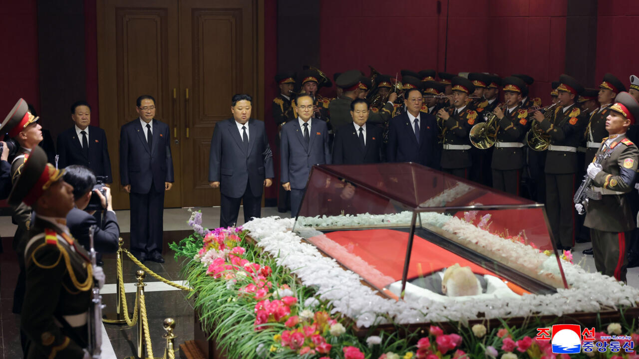 North Korea's former symbolic head of state Kim Yong Nam dies