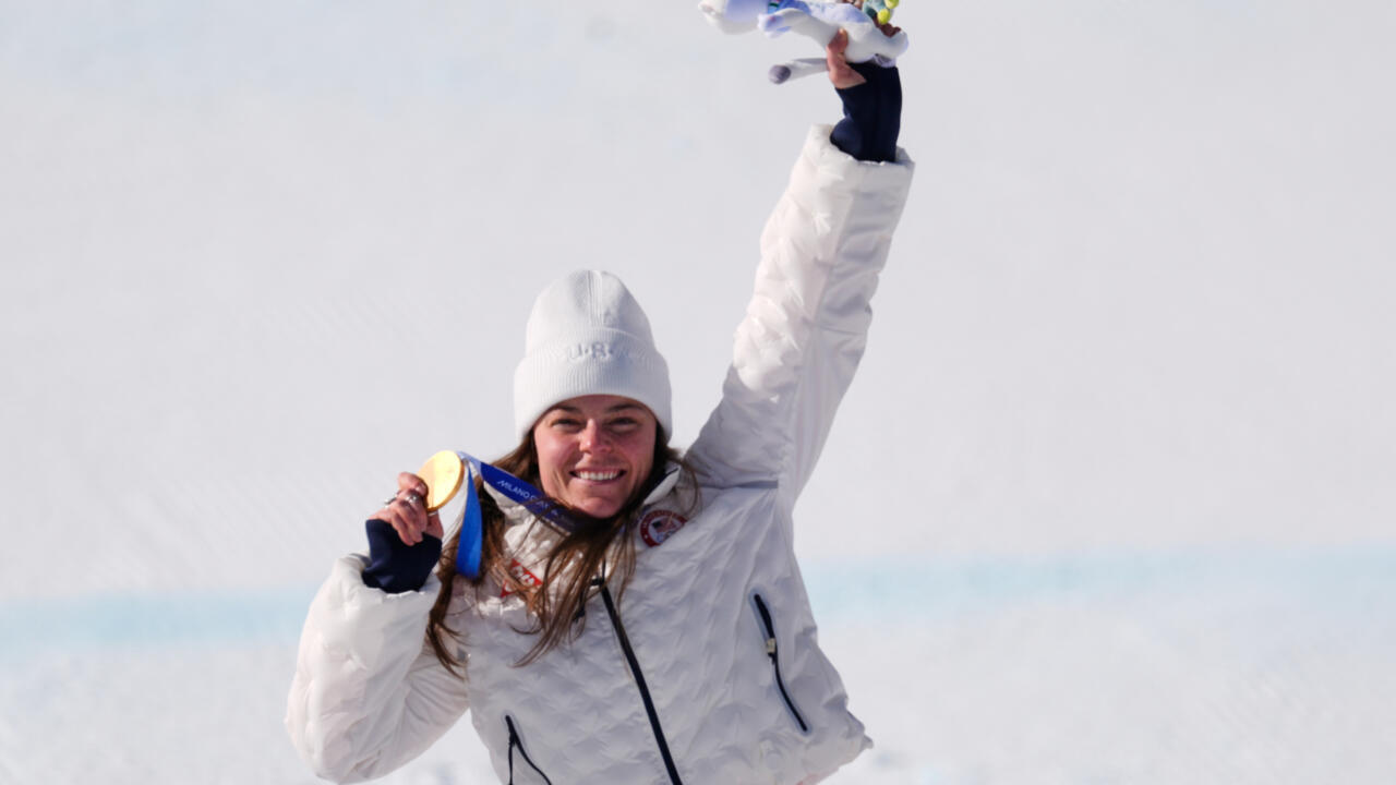 الألعاب الأولمبية: ميدالية ذهبية جديدة لفائزة أمريكية بدل التي سقطت خلال احتفالها على منصة التتويج