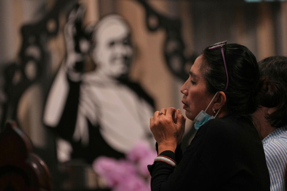 Une femme prie pendant une messe à l'église Notre-Dame de l'Assomption que le pape François a visitée en 2024, à Jakarta, en Indonésie, le lundi 21 avril 2025.