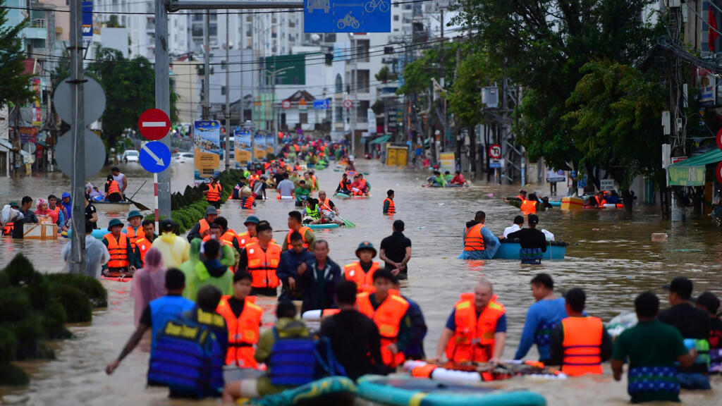 Las inundaciones en Vietnam matan al menos a 90 personas