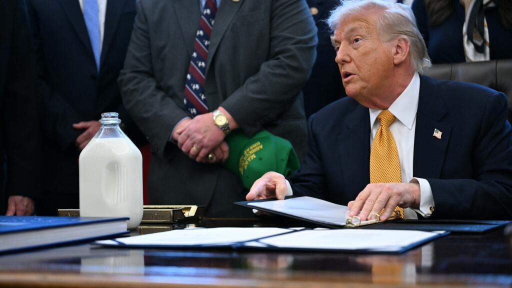 Donald Trump assure que les "tueries en Iran ont pris fin" mais reste flou sur une intervention