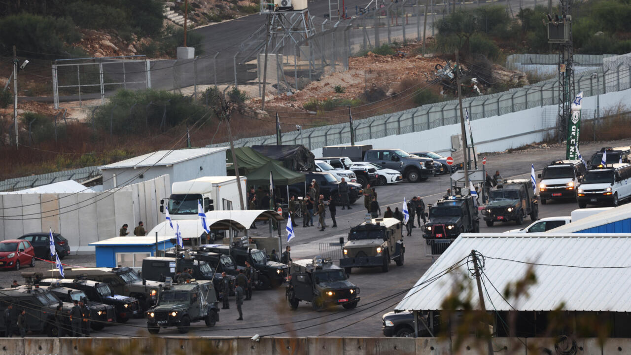 حافلات تُقل معتقلين فلسطينيين تصل إلى رام الله في الضفة الغربية