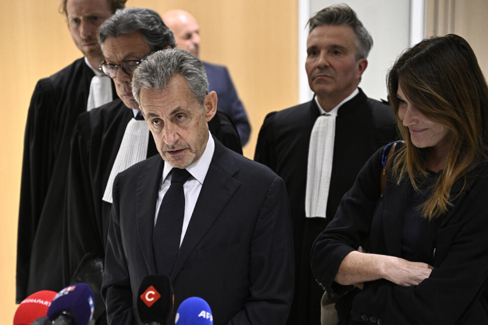 L'ex-président Nicolas Sarkozy parle à la presse, accompagné de son épouse Carla Bruni et de l'avocat Jean-Michel Darrois au tribunal à Paris, le 25 septembre 2025.