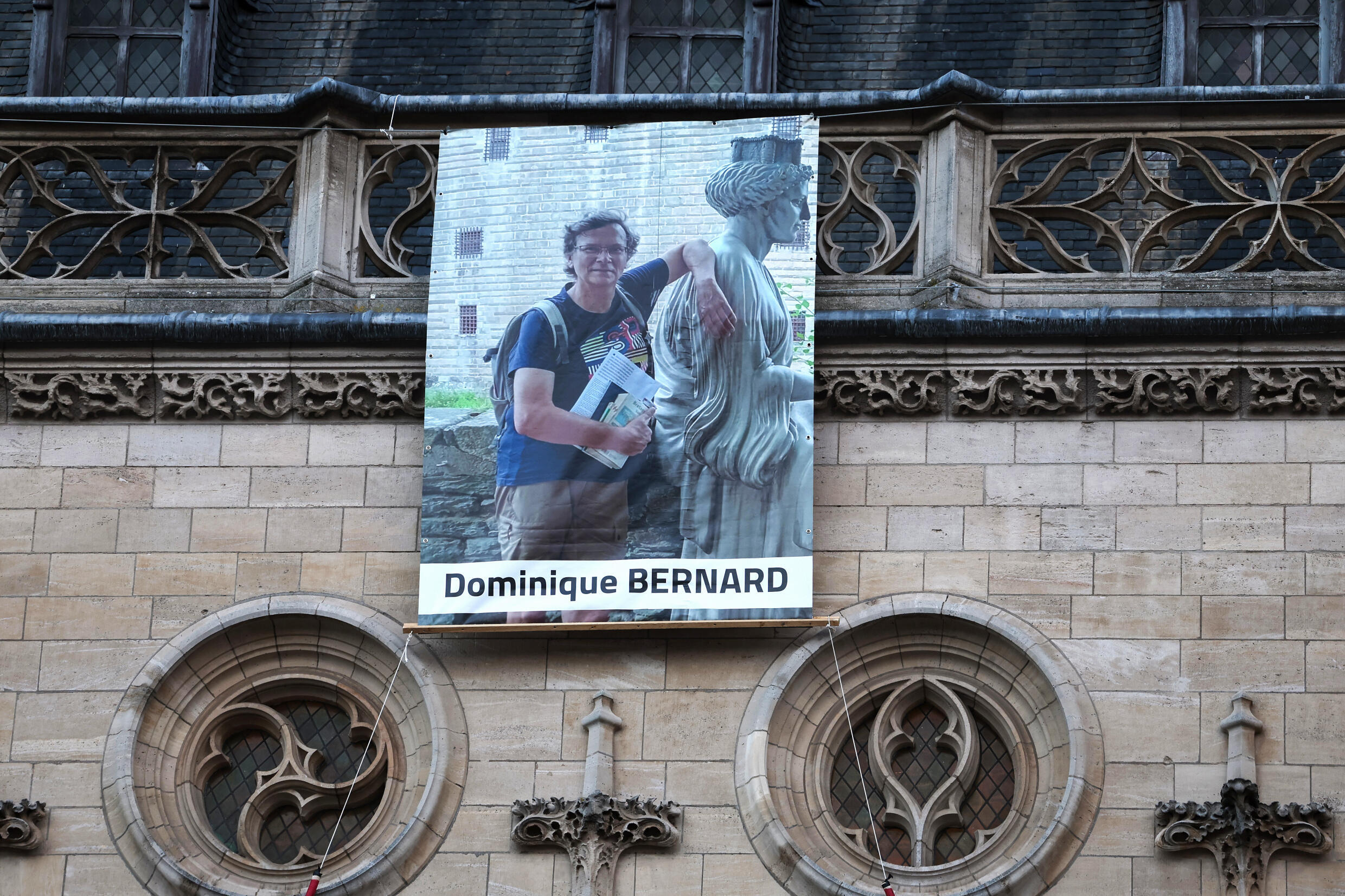 Le portrait de l'enseignant français Dominique Bernard affiché sur le mur de l'hôtel de ville d'Arras, dans le nord de la France, le 19 octobre 2023.
