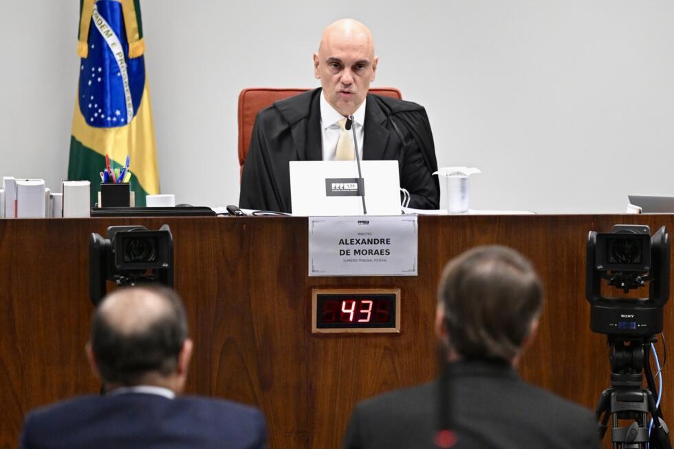 L'ancien président brésilien Jair Bolsonaro (d), accompagné de son avocat Celso Villardi (g), témoigne devant le juge Alexandre de Moraes lors d'une audience à la Cour suprême brésilienne, le 10 juin 2025 à Brasilia