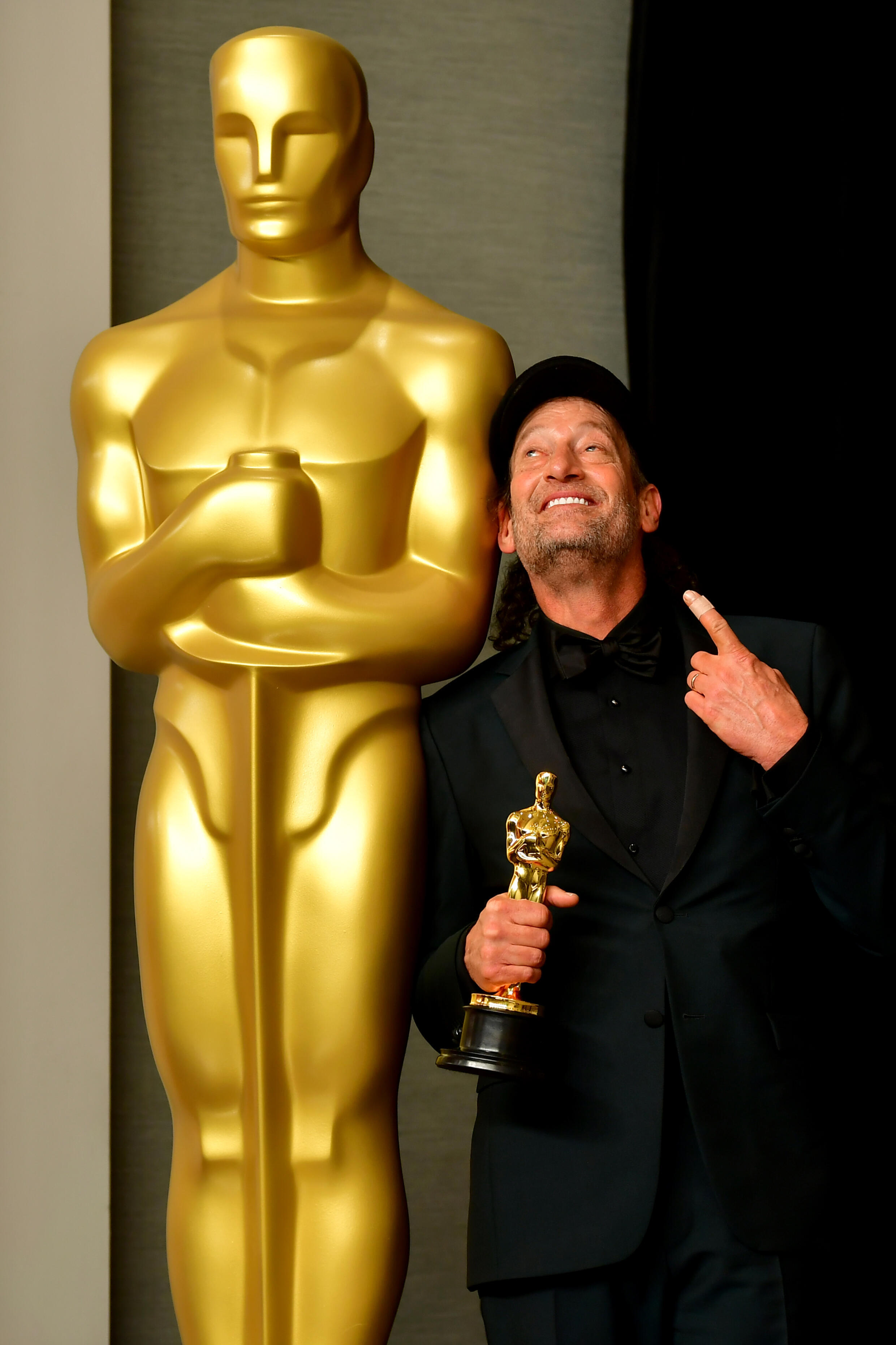 الممثل الأميركي تروي كوتسور يحمل تمثال الأوسكار إثر فوزه بجائزة أفضل ممثل بدور مساعد في هوليوود في 27 آذار/مارس 2022