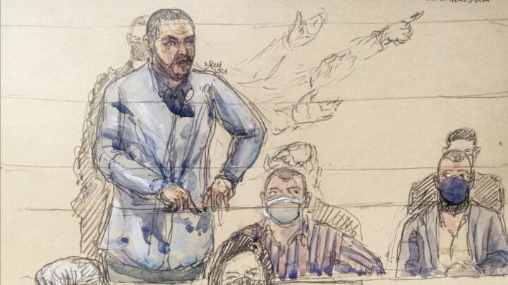 أحد المتهمين في اعتداءات باريس 13 نوفمبر/تشرين الثاني 2015، محمد عبريني (على اليسار) أثناء المحاكمة في 2 نوفمبر/تشرين الثاني 2021.